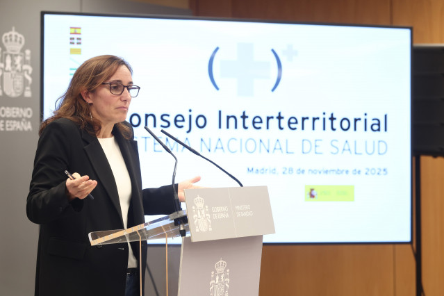 La ministra de Sanidad, Mónica García, atiende a los medios al término del pleno extraordinario del Consejo Interterritorial del Sistema Nacional de Salud (CISNS), a 28 de noviembre de 2025, en Madrid (España). El Ministerio de Sanidad ha retomado hoy con