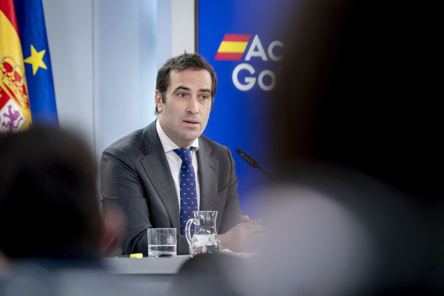El ministro de Economía, Comercio y Empresa, Carlos Cuerpo, durante una rueda de prensa tras la reunión del Consejo de Ministros, en el Palacio de la Moncloa, a 9 de diciembre de 2025, en Madrid.