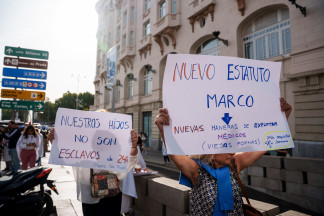 Archivo - Manifestantes portan pancartas que rezan 'Nuestros hijos no son esclavos de 24h' y 'Nuevo Estatuto Marco. Nuevas maneras de explotar médicos (viejas formas)' durante la manifestación con m