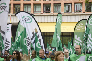 Archivo - Decenas de personas durante una concentración ante la sede del Ministerio de Sanidad, a 14 de mayo de 2025, en Madrid (España). La manifestación coincide con una reunión entre el Ministe
