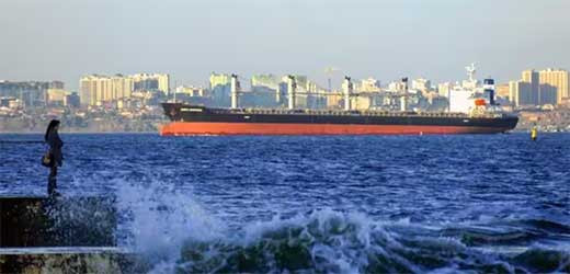 Un buque turco se incendia