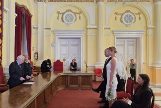 El presidente de Melilla oficiando la boda de la jugadora de baloncesto del Club La Salle Marita Davydeva y a su novio Alexandre Prado.