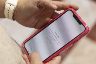 EuropaPress 6444060 mujer realiza transferencia bancaria telefono movil 10 enero 2025 madrid