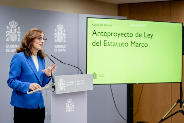 Archivo - La ministra de Sanidad, Mónica García, durante una rueda de prensa,  tras la reunión del ámbito para abordar el Anteproyecto de Ley del Estatuto Marco, en la sede del Ministerio, a 22 de enero de 2025, en Madrid (España). El ministerio de Sanida