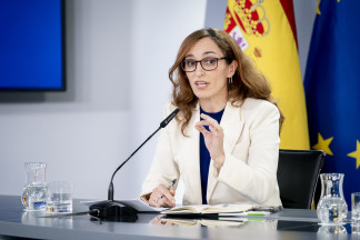 La ministra de Sanidad, Mónica García, durante una rueda de prensa tras la reunión del Consejo de Ministros, en el Palacio de la Moncloa, a 9 de diciembre de 2025, en Madrid (España). El Consejo d