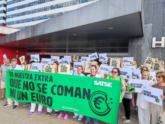 Archivo - Enfermeras y fisioterapeutas rechazan el recorte a su paga extra: 'Que no se coman ni un euro' en el HUCA.