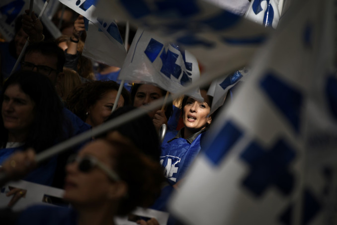 Archivo - Técnicos sanitarios durante la manifestación, frente al Ministerio de Sanidad, a 17 de octubre de 2024, en Madrid (España). Más de dos mil técnicos sanitarios, procedentes de todas las 