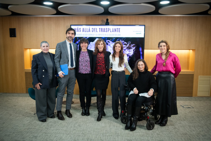 La representante del Programa experiencia del paciente de la Fundación Josep Carreras, Marta Fernández, la presidenta de AEAL, Begoña Barragán, el jefe del servicio de Hemato-Oncología Pediátric