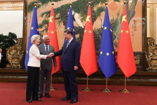 Archivo - La presidenta de la Comisión Europea, Ursula von der Leyen, y el presidente del Consejo Europeo, Antonio Costa, se reúnen con el presidente de China, Xi Jinping, en el marco de la cumbre U