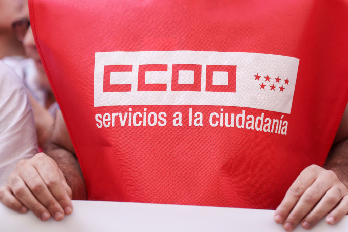 Archivo - Un hombre con un chaleco de CCOO durante una concentración de CCOO y UGT por los incumplimientos del gobierno con los funcionarios, frente al Ministerio de Hacienda, a 8 de julio de 2025, e