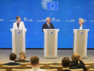 De izquierda a derecha, la actual presidenta del Consejo de la Unión Europea y primera ministra danesa, Mette Frederiksen; el presidente del Consejo Europeo, António Costa, y la presidenta de la Com