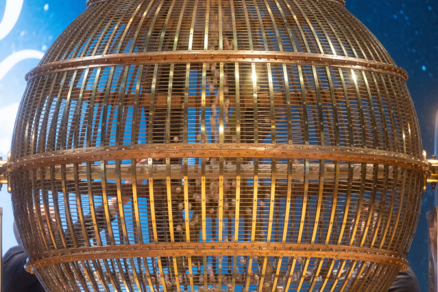 Archivo - El bombo del Sorteo Extraordinario de la Lotería de Navidad