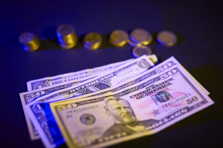 Archivo - Billetes y monedas.