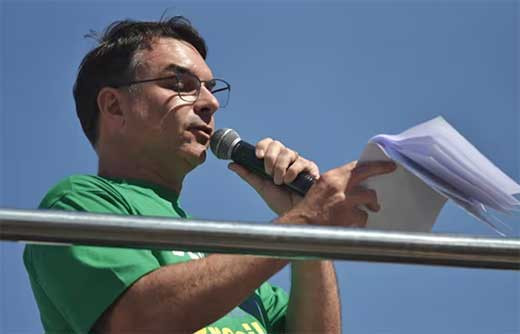 Bolsonaro reafirma a su hijo Flau0301vio