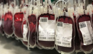 Archivo - Imagen de bolsas de sangre tras donaciones de sangre y plasma
