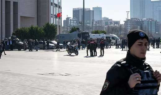 Mueren tres policiu0301as en un operativo