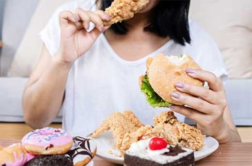 Reducir la ingesta de grasas saturadas muestra beneficios en la mortalidad, pero sou0301lo en individuos de alto riesgo