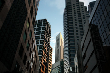 Vista de angulo bajo de un edificio moderno