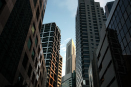 Vista de angulo bajo de un edificio moderno