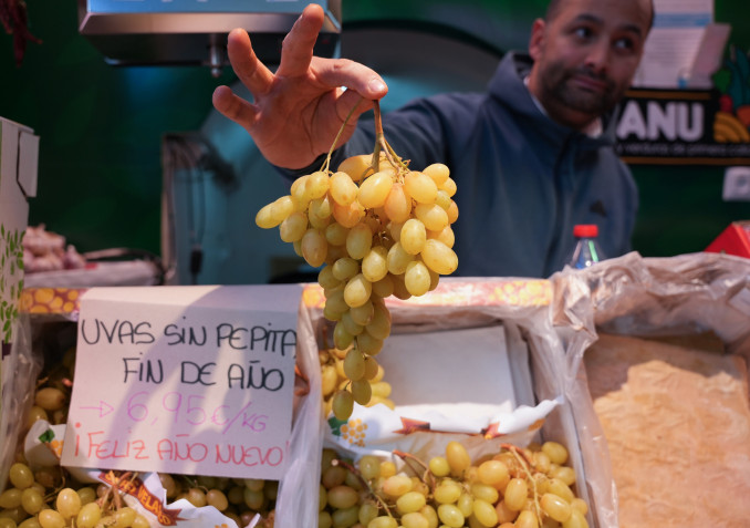 Archivo - Expositor con uvas en una frutería de un mercado de abastos. A 30 de diciembre de 2024, en Sevilla (Andalucía, España). Las familias ultiman sus compras para despedir el año en la cena d