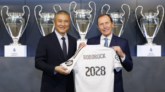 El presidente de Roborock, Quan Gang, y el director de Relaciones Institucionales del Real Madrid, Emilio Butragueño, en la firma de la colaboración