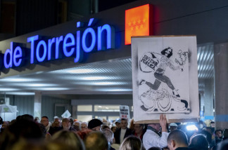 Manifestantes durante una concentración ante el Hospital de Torrejón, a 12 de diciembre de 2025, en Torrejón de Ardoz, Madrid (España). Defensa de la Sanidad Pública ha convocado la concentració