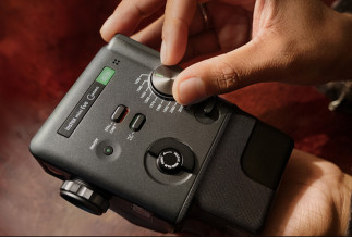 Detalle del 'Eras Dial' de la nueva cámara instantánea híbrida “instax mini Evo Cinema  de Fujifilm