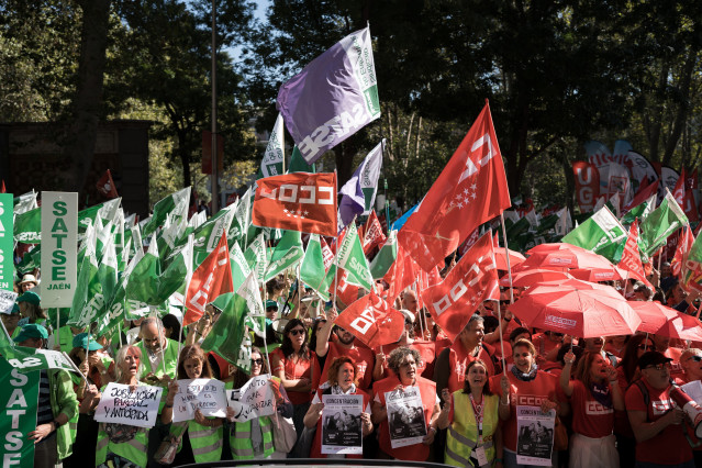 Archivo - Personal sanitario durante una concentración para exigir la aprobación de un nuevo Estatuto Marco, frente al Ministerio de Sanidad, a 1 de octubre de 2025, en Madrid (España). La protesta, convocada por Satse-FSES, CCOO, UGT, CSIF y CIG-Saúde, r