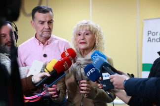 La presidenta de Amama, Ángela Claverol, con el coordinador federal de IU, Antonio Maíllo.