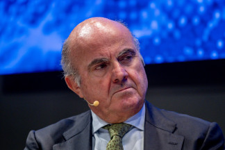 Archivo - El vicepresidente del Banco Central Europea, Luis de Guindos, durante un coloquio, en la sede de la Esade, a 2 de octubre de 2025, en Madrid (España). El encuentro, organizado por EsadeEcPo