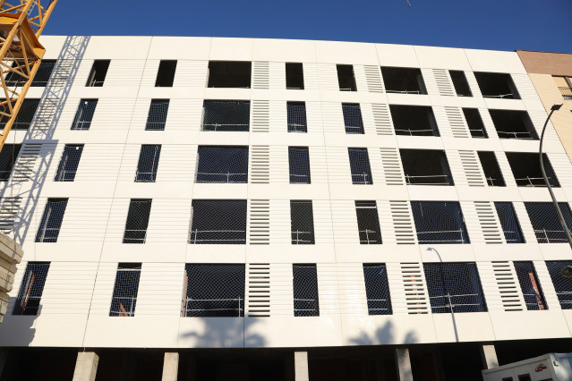 Archivo - Un edificio de vivienda pública de alquiler.