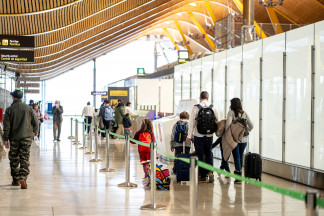 Viajeros en el Aeropuerto Adolfo Suárez Madrid-Barajas, a 19 de diciembre de 2025, en Madrid (España).