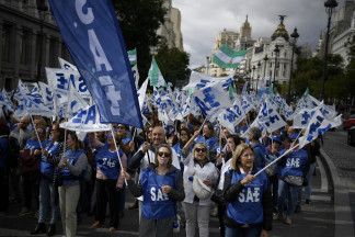 Archivo - Sanitarios durante la manifestación de técnicos sanitarios, frente al Ministerio de Sanidad, a 17 de octubre de 2024, en Madrid (España). Más de dos mil técnicos sanitarios, procedentes