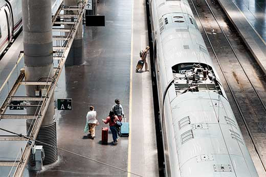 EuropaPress 6825804 varias personas andenes estacion puerta atocha almudena grandes primera