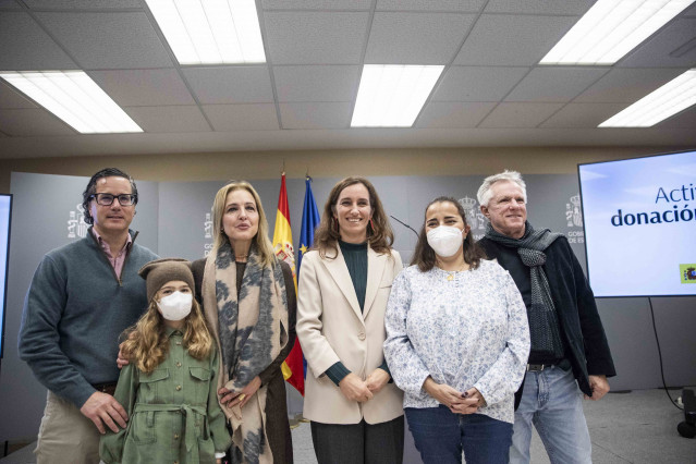 La ministra de Sanidad, Mónica García, junto a pacientes trasplantadas y sus familiares.