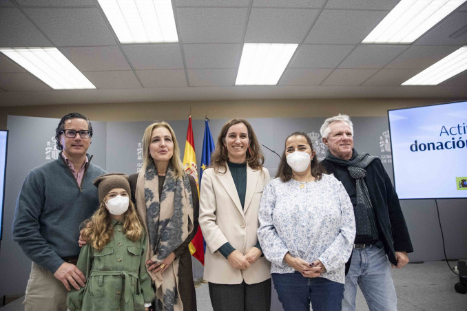 La ministra de Sanidad, Mónica García, junto a pacientes trasplantadas y sus familiares.