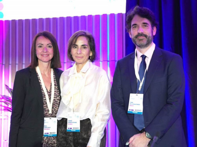 De izquierda a derecha, la coordinadora del Grupo Español de Psoriasis, Anna López Ferrer; la presidenta de la AEDV, Yolanda Gilaberte; y el secretario del Grupo Español de Psoriasis, Pablo de la Cueva.