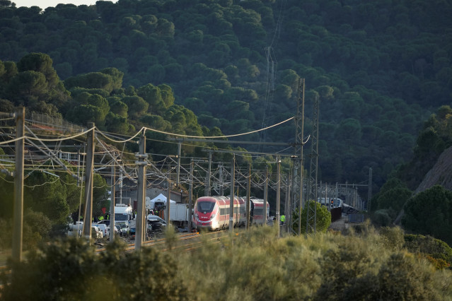 Imagen de la zona del accidente ferroviario con los convoyes de trenes siniestrados donde han comenzado los trabajos de recuperación de los mismos. A 19 de enero de 2026, en Adamuz, Córdoba (Andalucía, España). La cifra de fallecidos se ha elevado a 39, s