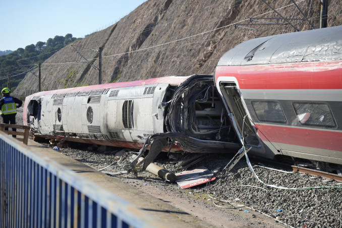 Uno de los vagones del tren de Iryo que descarriló, a 20 de enero de 2026, en Adamuz, Córdoba, Andalucía (España). El descarrilamiento de un tren de alta velocidad y la posterior colisión con otr