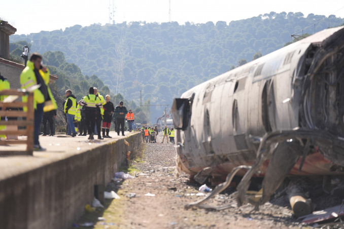 Uno de los vagones del tren de Iryo que descarriló, a 20 de enero de 2026, en Adamuz, Córdoba, Andalucía (España). El descarrilamiento de un tren de alta velocidad y la posterior colisión con otr