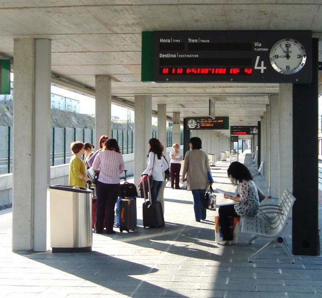 Archivo - Pasajeros esperando para el embarque en un aeropuerto de la UE.