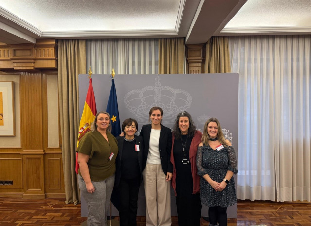 Imagen del encuentro entre la ministra de Sanidad y las representantes de las asociaciones.