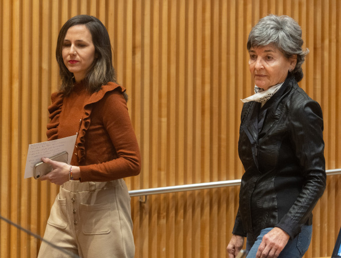 La portavoz adjunta del Grupo Parlamentario Mixto, Ione Belarra (i), durante la Conferencia en Defensa de la Sanidad Pública, en el Congreso, a 22 de enero de 2026, en Madrid (España). La conferenci