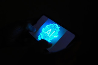 Archivo - Un móvil con las siglas AI de Artificial Intelligence (Inteligencia Artificial), a 24 de octubre de 2025, en Barcelona, Cataluña (España).