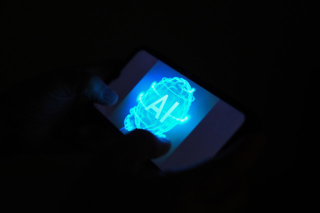 Archivo - Un móvil con las siglas AI de Artificial Intelligence (Inteligencia Artificial), a 24 de octubre de 2025, en Barcelona, Cataluña (España).