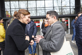 La ministra de Sanidad, Mónica García (I), atiende a los medios de comunicación con motivo de las pruebas de Formación Sanitaria Especializada, en el exterior del Ministerio de Sanidad, a 24 de en