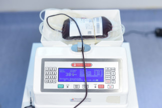 Archivo - Una persona dona sangre durante la 28º maratón para donar sangre en el Hospital Ramón y Cajal, a 19 de noviembre de 2025, en Madrid (España). Bajo el lema ‘Dona sangre, fabrica sueños