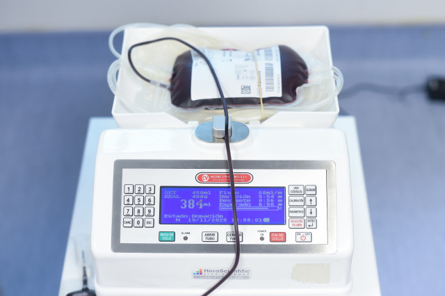 Archivo - Una persona dona sangre durante la 28º maratón para donar sangre en el Hospital Ramón y Cajal, a 19 de noviembre de 2025, en Madrid (España). Bajo el lema ‘Dona sangre, fabrica sueños’, el Hospital público Ramón y Cajal celebra, entre los días 1