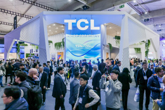 Archivo - Logotipo de TCL en el stand en MWC 2025
