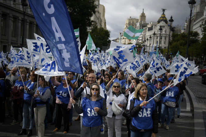 Archivo - Sanitarios durante la manifestación de técnicos sanitarios, frente al Ministerio de Sanidad, a 17 de octubre de 2024, en Madrid (España). Más de dos mil técnicos sanitarios, procedentes